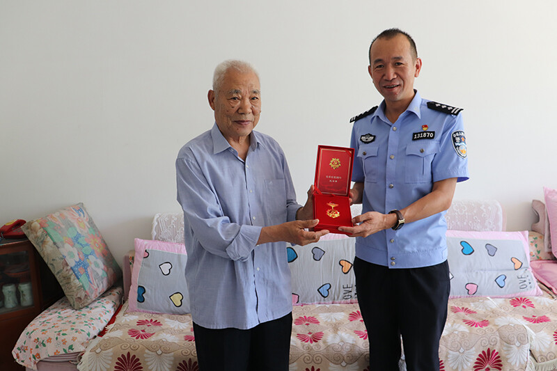 新疆尉犁县公安局为老党员颁发纪念章|中国县域经济报