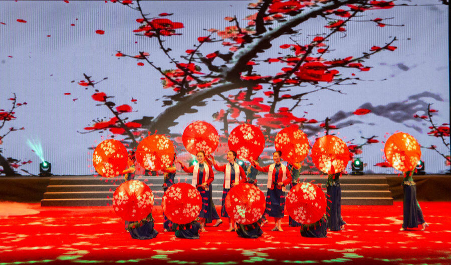 图为歌舞组合《红梅赞》 (陈鹏飞 摄)
