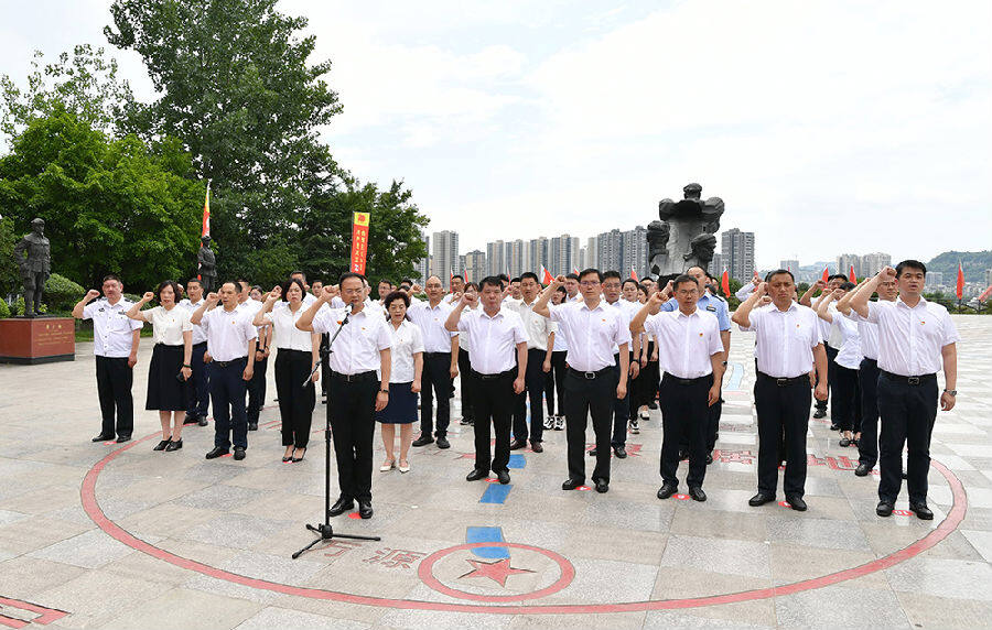 苍溪县委书记张世忠领誓,该县新党员代表入党宣誓(刘徽 摄)