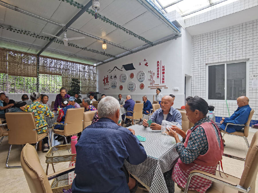 老人们在活动中心娱乐  (姚永亮  摄)