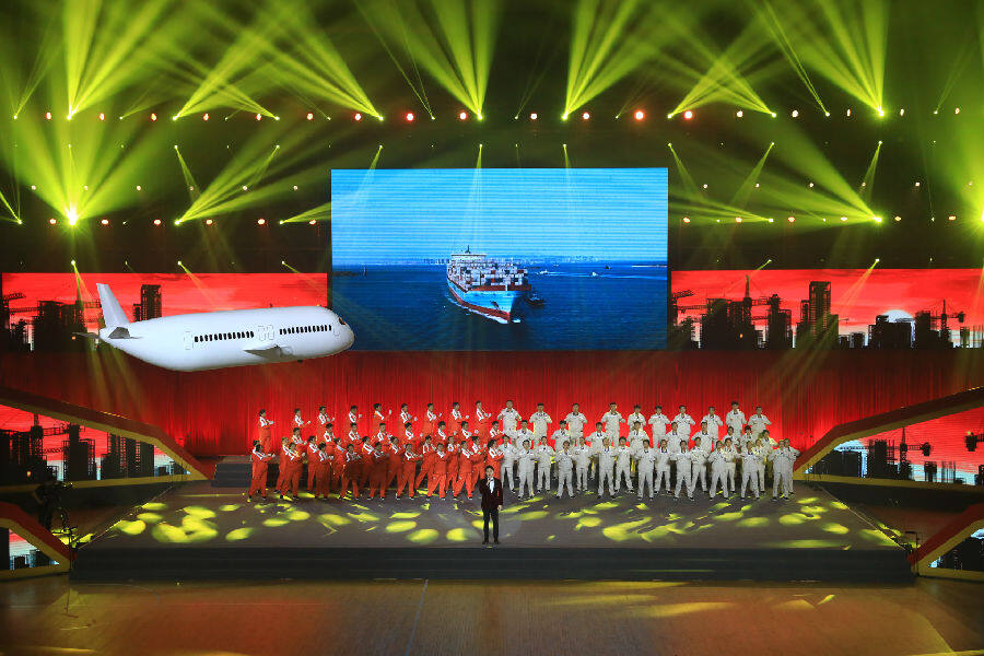 即墨国际港的干部群众合唱《时代号子》(姜兆荣 摄)