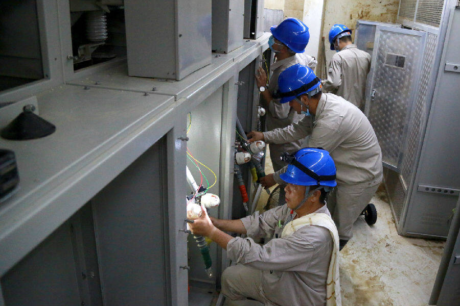 "7月26日凌晨3点,经过电力抢修人员18个小时的连续奋战,停电5天的河南