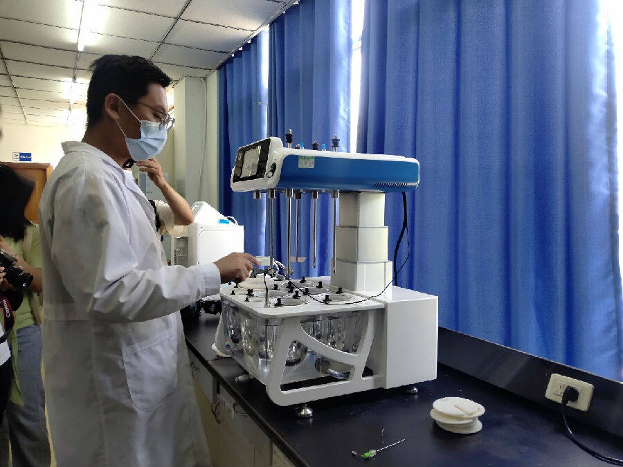 新疆生化药物研究院揭牌成立