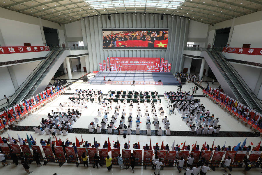 第二十届全国大学生机器人大赛ROBOCON胜利闭幕 （王慎胜 摄）