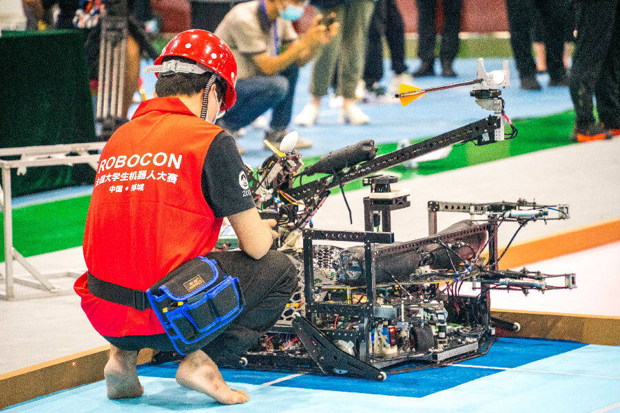 参赛队员精心操作手动或自动机器人 （康岩 摄）
