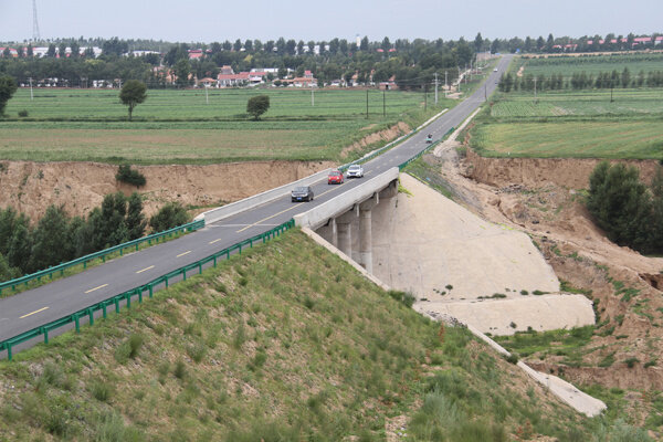 跨越沟堑的"四好农村路"(张国锋 摄)