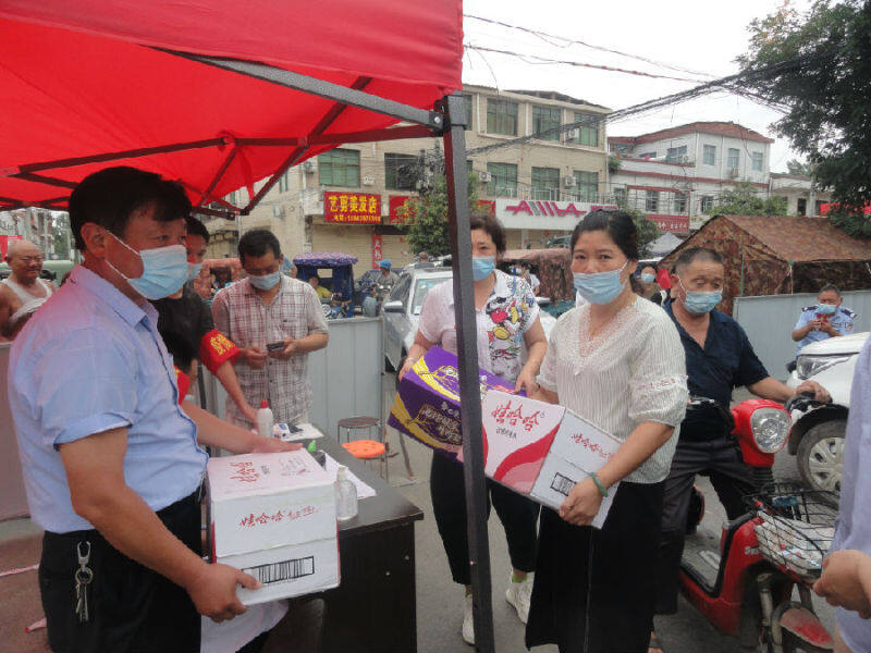 王荀慰问舒庄乡坚守疫情防控一线的党员干部(乔连军摄)