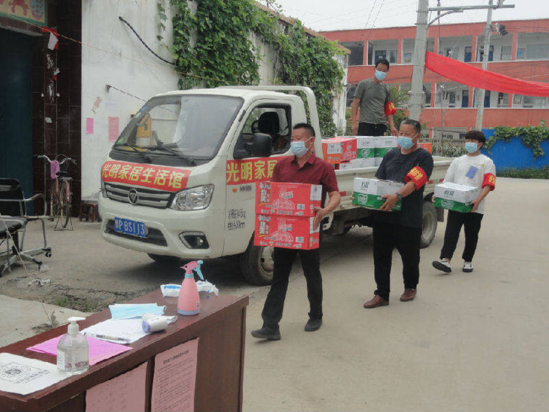 张建伟为舒庄乡三所楼村疫情防控卡点捐赠矿泉水和方便面(乔连军摄)