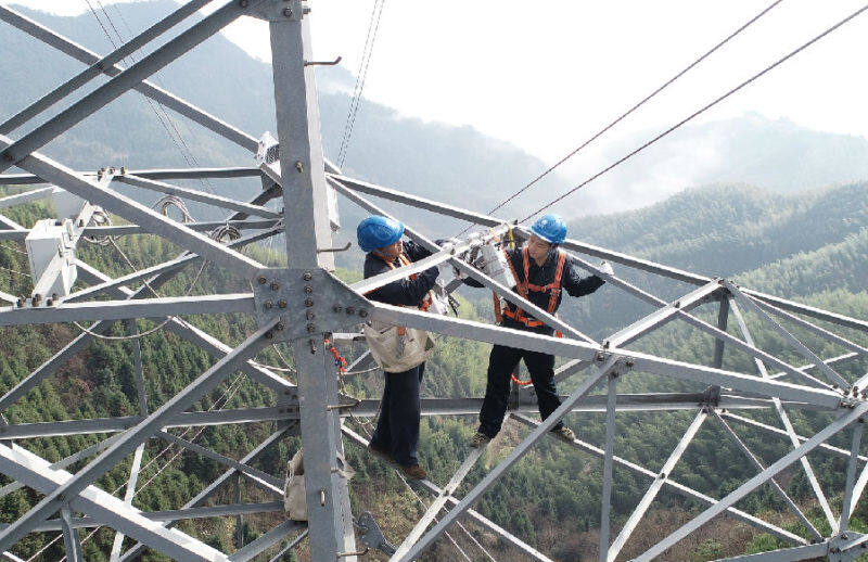 南平供电公司输电运检人员为铁塔安装在线监控设备 (陈书忠 摄)