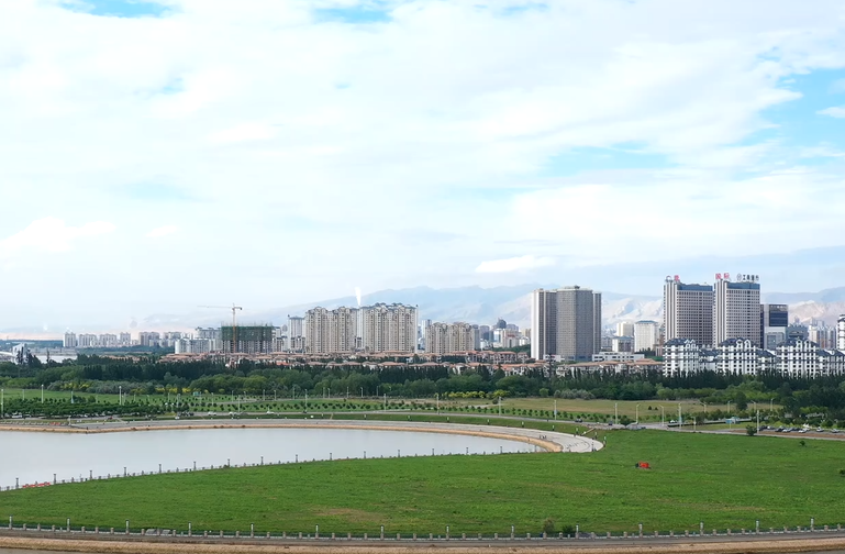 近年来,内蒙古乌海市海勃湾区以《乌海市生态环境综合整治三年行动