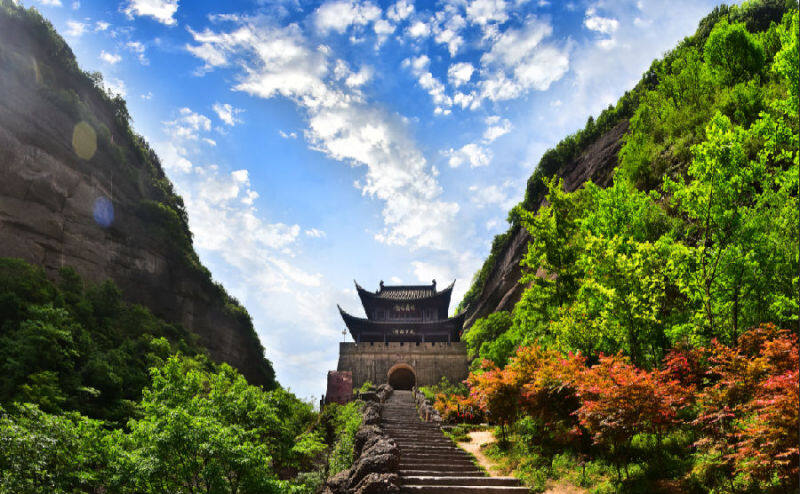 剑门关关楼 (王春波 摄)