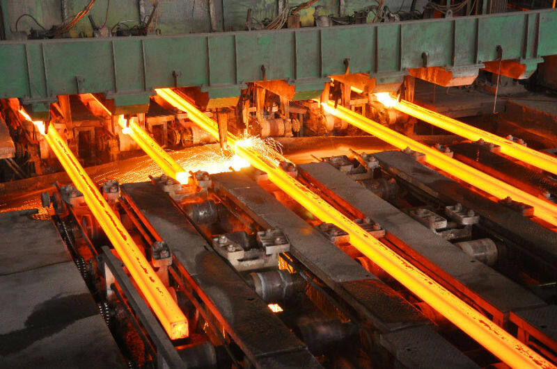 远联钢铁车间生产场景(卢军 摄)