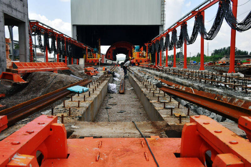 8月24日,工人在迁安市天道仓储物流港铁路专用线项目建设现场修建整体
