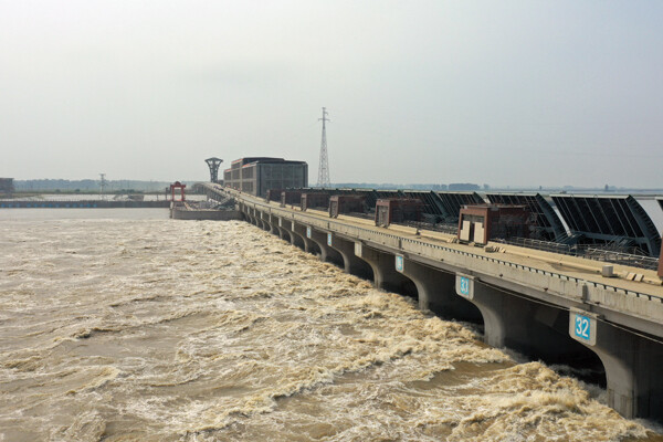 5米的长方形二期围堰已经灌满洪水,围堰上游和下游已经打开三段口子.