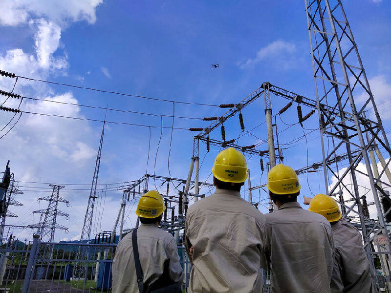 摄)当前变电站的巡检主要分为人工巡检和辅助综合监控系统巡检,对于站