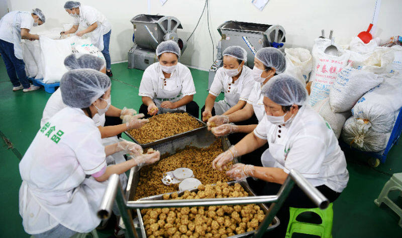 公司的生產車間,工人們正忙著和麵,捏餅,烘烤……月餅生產井然有序