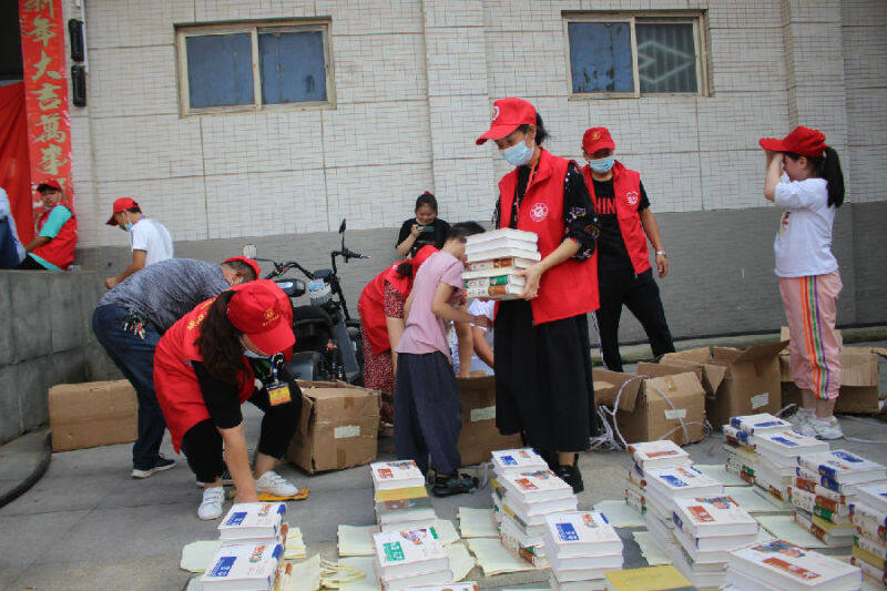 河南鲁山爱心人士结对帮扶困难学子