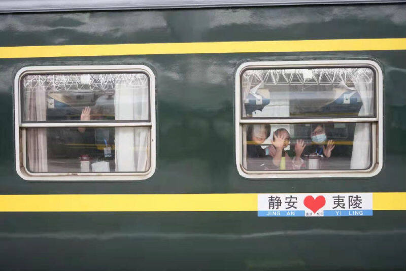 图为上海游客已上车准备开启快乐的峡江之旅（王雪娇 摄）
