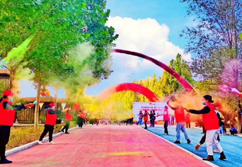 ​阿瓦提县举办了“奔腾之河、欢乐酷跑”公益健身彩虹跑活动现场（古海尔·艾山 摄）