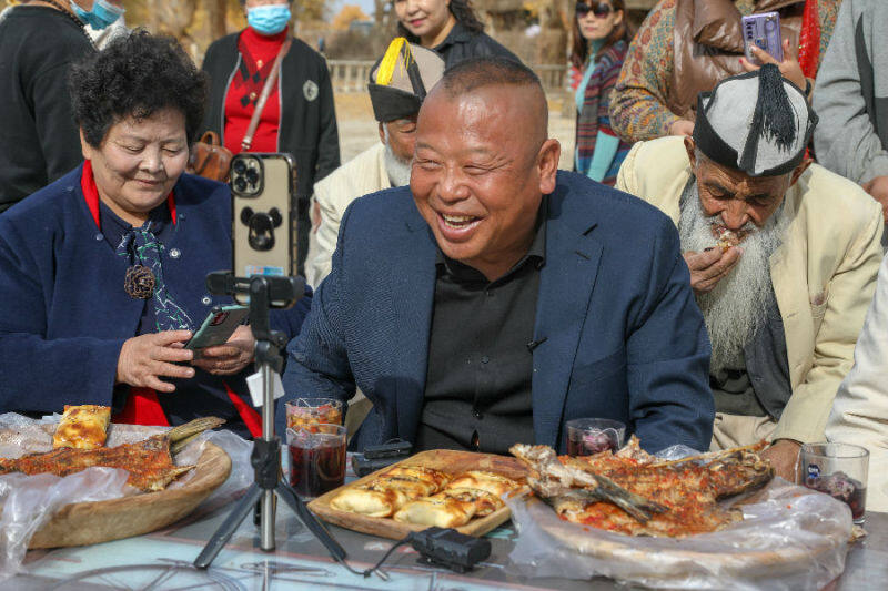 新疆巴州:带游客"云游"罗布人村寨