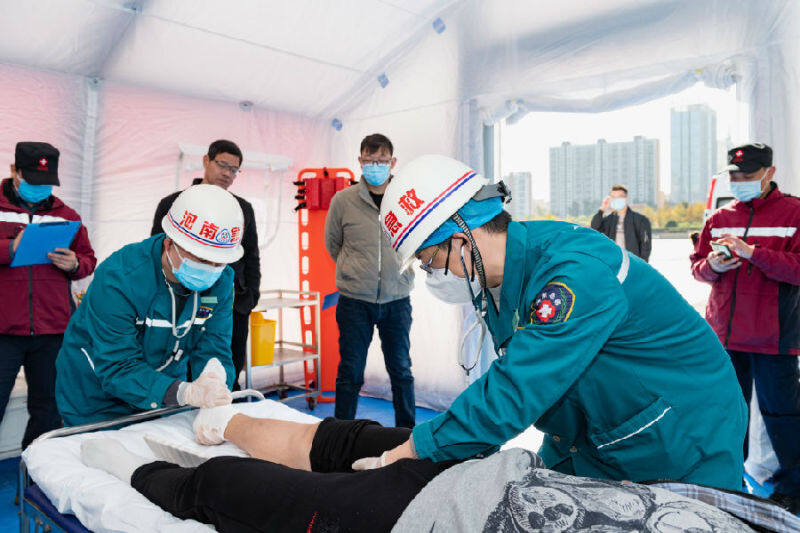 演练中模拟对伤员进行救护(刘志强 摄)