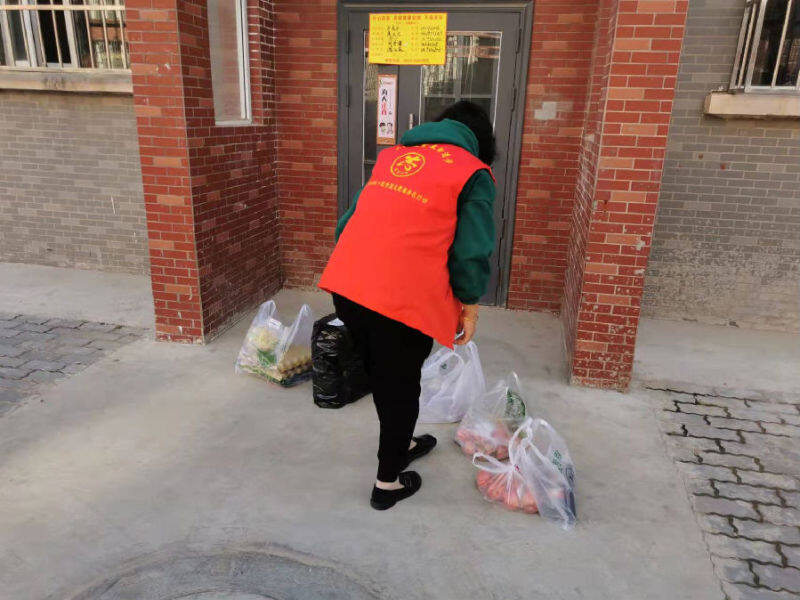 67志愿者送菜上门(杨明芳 摄)