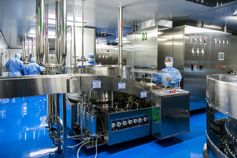 国药集团容生制药有限公司工人正在生产车间进行成品检测(成睿 摄)