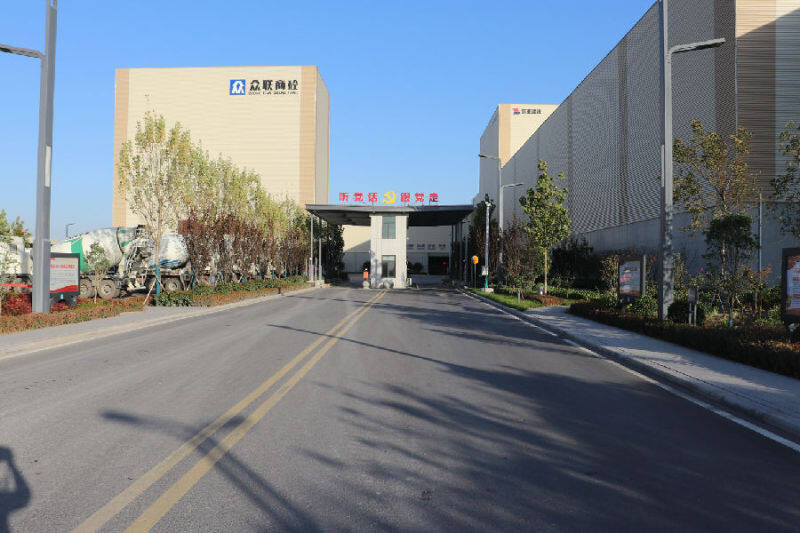 厂区内道路整洁干净,绿树掩映.(孙雨豪 摄)