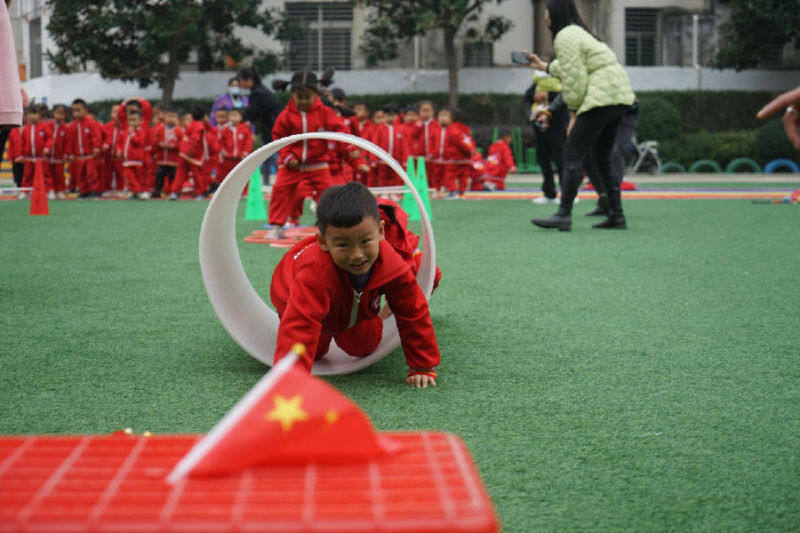 麻城市幼儿园"红色运动会"拓展游戏之"地道战" (曹进军 摄)