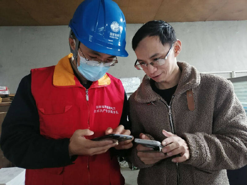 光泽市供电公司党员服务队帮助客户利用"网上国网"app办理代理购电