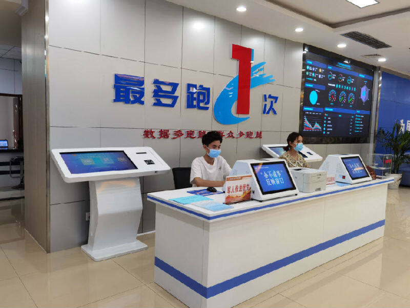 为了方便群众办事,朝天区行政审批局积极推出"三服务"审批模式,即"