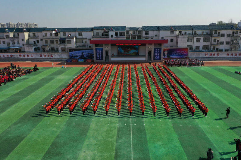 麻城博达学校学生表演歌舞节目 (熊爱英 摄)