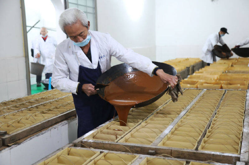 古法熬制红糖(张红 摄)