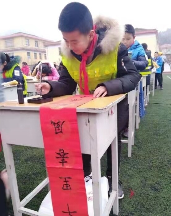 同学们书写对联（吴海红 摄）