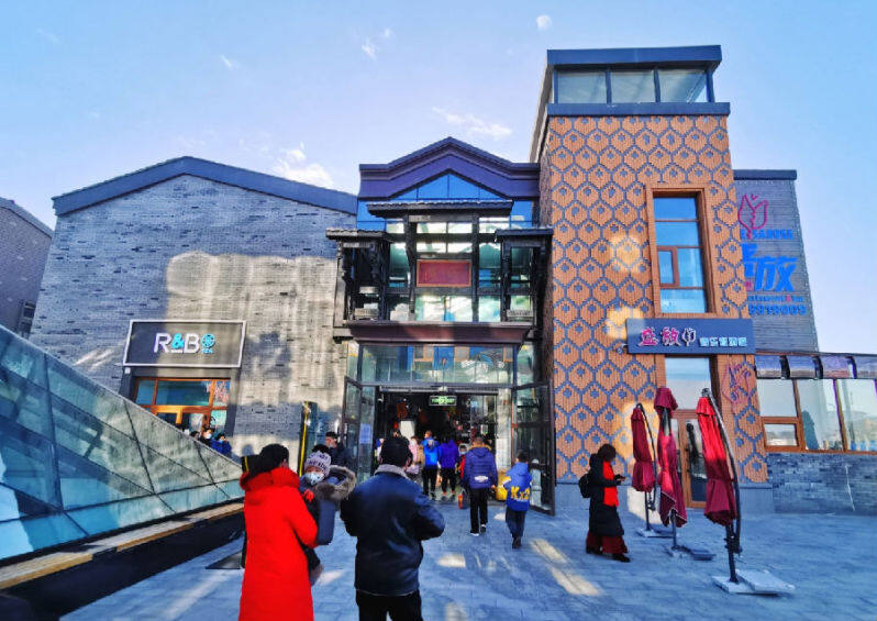 图为乌鲁木齐县"闲来小镇"宽窄巷子文旅步行街 (万宜 摄)