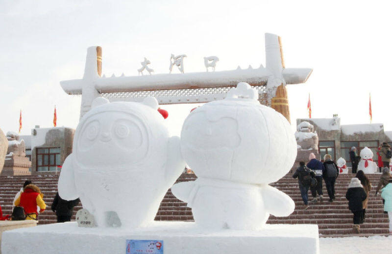圖為冬奧會吉祥物“冰墩墩雪容融”雪雕和博斯騰湖“西西海?！奔槲铮n佳妮 攝）