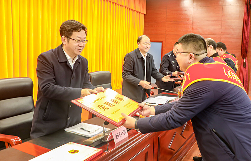 昭化区委书记刘自强颁发奖牌  (奉平 摄)