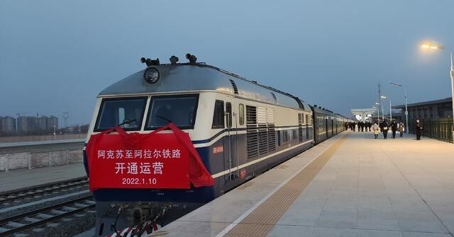 新疆阿瓦提县火车通到了百姓家门口