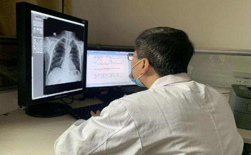 图为沙雅县人民医院影像科主治医生柳东辉远程会诊(杨晶晶 摄)