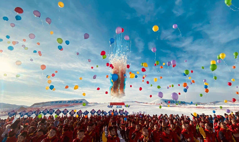图为2022世界雪日暨国际儿童滑雪节开幕仪式放飞气球（张尚坤 摄）