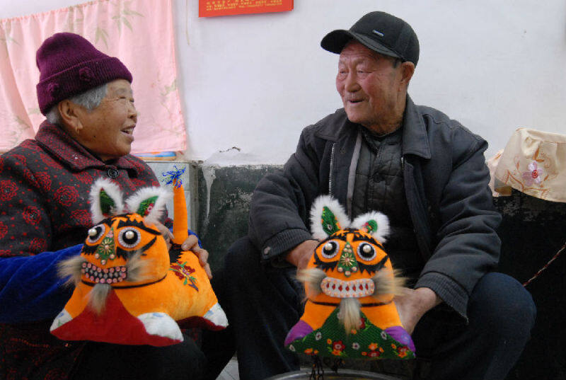西太祉庄村的民间艺人孙正开和老伴在制作布老虎（张涛 摄）