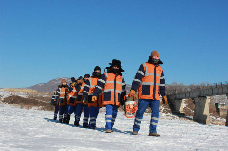 工人们走在冰面前往作业地点（吕金奎 摄）