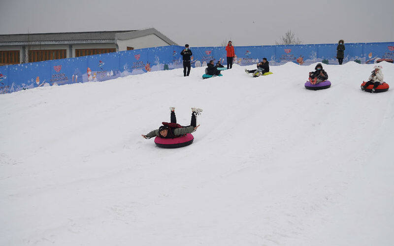 1月21日，游客在同福乐园的冰雪嘉年华游玩。（李杰 摄）