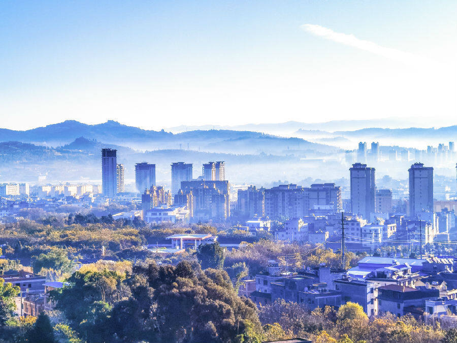 云南弥勒水墨丹青染全城云雾缭绕呈冬韵