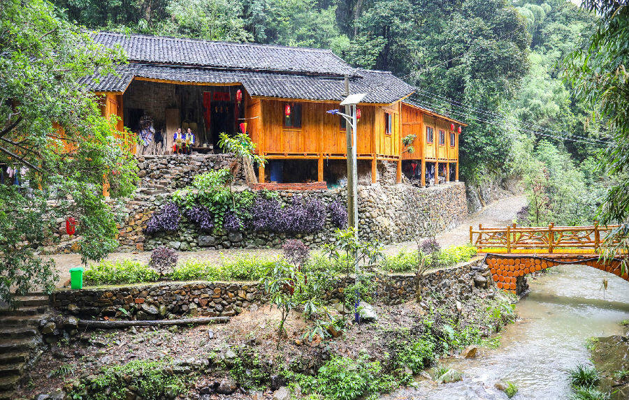 图为现在土瑶群众住上了具有本民族特色的新房屋.(张雅琪摄)