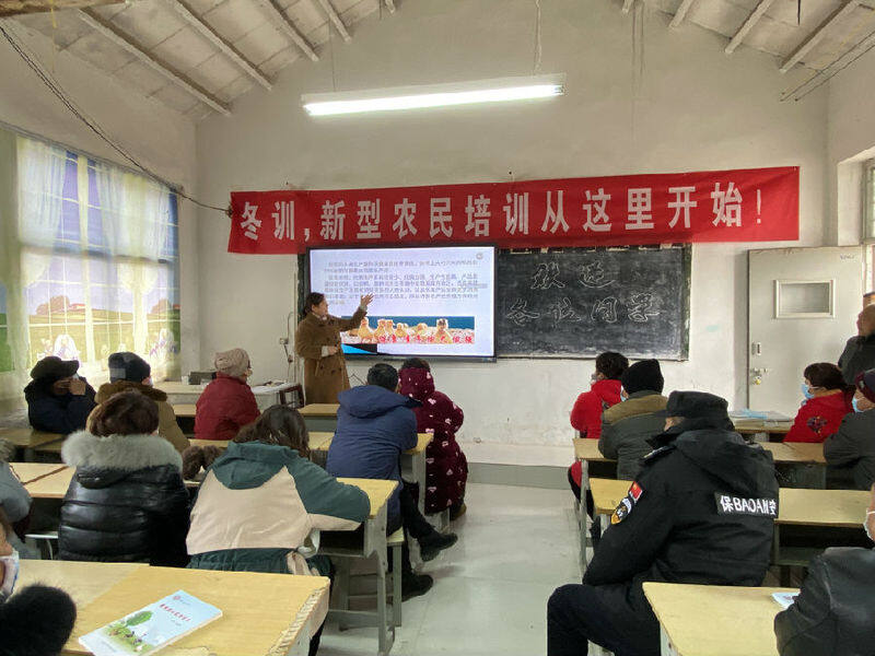 从事养鸭专业的李红梅老师正在授课 （张伟伟 摄）