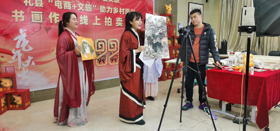 现场拍卖书画 （赵慧敏 摄）