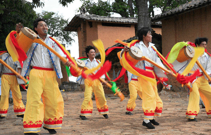 图为彝族阿细青年在村中空旷的场地表演"跳乐"(赵树龙 摄)