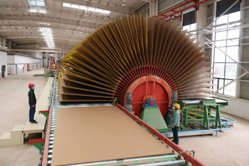 广西藤县纯平工业园区广西国旭东腾人造板有限公司的生产车间,工人在