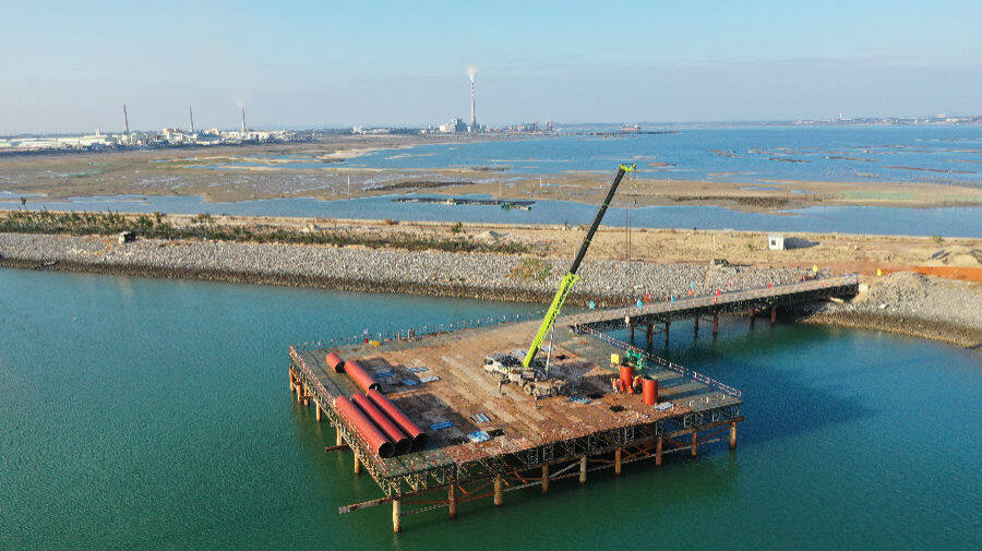 图为神华送出工程海上塔位在钢平台上进行基础施工.(方宇 摄)